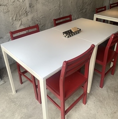 【女子会・デートに◎】ガラス張りで光もよく入ってくる2階席。4名様席×4、2名様席×1ご用意しております。観葉植物もあってナチュラルな雰囲気です。