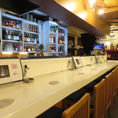 【カウンター席】「BARの主役はカウンター席。目の前で繰り広げられるカクテルメイクの技と、氷を削る心地よい音を五感で楽しめます。バーテンダーとの会話を楽しみながら、あなただけの特別な一杯を。お一人様でも安心して、ゆったりと大人の時間を満喫してください。」