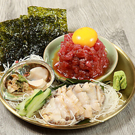 アワビの刺身と鮪ユッケを盛り合わせにした贅沢な一皿
