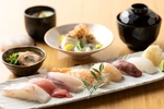 新鮮なお寿司と上質な米沢牛が自慢です。魚も肉も、職人がこだわりを持って丁寧に料理しております。