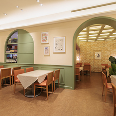 ボタニカルな雰囲気の店内で、気軽にイタリアンを楽しめるお店