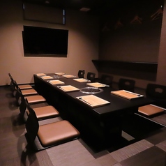 座敷(掘りごたつ)は、6名席を2部屋繋げることで、マックス12名様までご利用いただけます。会社の打上げや家族での会食などにご利用ください。最上級のお肉を使用した、焼肉や馬しゃぶ、焼しゃぶ、牛しゃぶなど多彩なメニューが味わえます。ドリンクも充実しており、料理に合う日本酒やワインも豊富に取り揃えております。