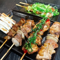 炭火で焼き上げた香ばしさと鶏の旨みが、一口で弾ける