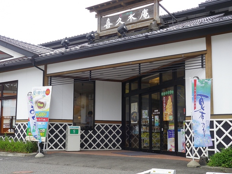 和の雰囲気を大切にした店内で、食事やスイーツを楽しんで。温かい接客も魅力。