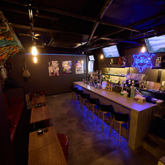 落ち着いた雰囲気のカウンター席では、カップル同士で過ごすにも心地よい場所です。大切な人と大切な時間を過ごすのにぴったりです。