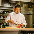 数々の有名店で総料理長を務めてきた田崎貴裕（タサキタカヒロ）。熟成和牛からフレッシュな精肉まで多様な牛肉の知識を元に腕前を発揮します。