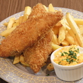 料理メニュー写真&nbsp;フィッシュ(サーモン)＆チップス ～ミモザ風タルタル添え～