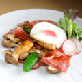 料理メニュー写真&nbsp;ベーコンときのこ炒めの和風サラダ