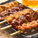 こだわりの串焼きは表面パリッ中はジューシー！お酒との相性◎