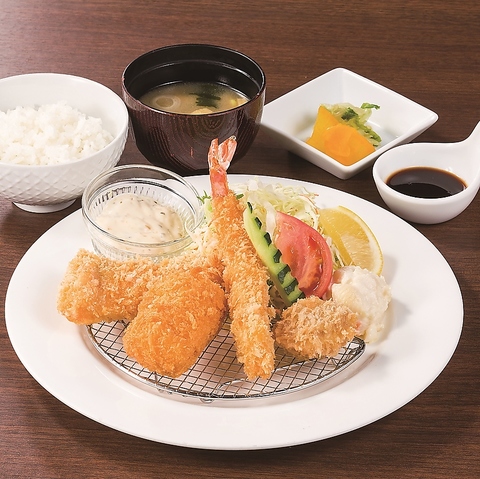 モーニングからディナーまで幅広く通えるレストラン♪名物国会カレーや定食をどうぞ◎