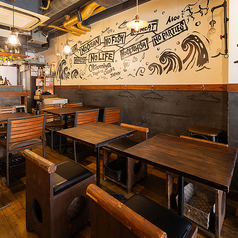 カジュアルな空間のテーブル席で楽しむ絶品バルメニューを！フラリとお立ち寄りください