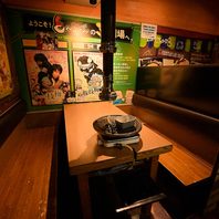 清潔なテーブル席に、排煙ダクトも完備◎