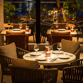 大切な方との語らいや、記念日のディナーに最適な少人数席をご用意。 テーブルを優しく照らす灯りが、親密で温かな時間を演出します。隣を気にせずゆったりと寛げる贅沢なレイアウトは、デートや女子会にも好評です。洗練されたモダンな空間で、美味しいワインと本格イタリアンを味わう、至福の夜をお過ごしください。