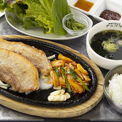 サムギョプサル定食（サンチュ・ニンニク・青唐辛子・ネギ和え・特製味噌付）の写真