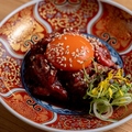 料理メニュー写真&nbsp;(1)まずは、炙りと卵黄でスイッチON。【和牛炙りユッケ】～卵黄と燻製醤油～