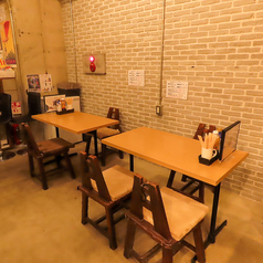 3名様までご利用いただけるテーブルが1卓完備されています。気の合う仲間や少人数での女子会、ママ友会に最適な空間です。使用する食材にはこだわり、味わい深い料理をゆったりと楽しむことができます。心温まるひとときをぜひご体験ください！