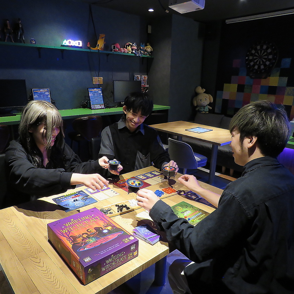 当店は約1200種類のボードゲームやカードゲーム、ＴＶゲームを多数取り揃えております！デートにも◎