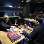 当店は約1200種類のボードゲームやカードゲーム、ＴＶゲームを多数取り揃えております！デートにも◎