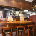 【居心地の良いカウンター席】2名様ずつお掛けいただくこともできますので、ご同伴の方との会話も楽しめます◎