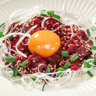 新鮮な馬刺しやユッケなど多彩な馬肉料理を堪能◎