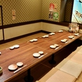【掘りごたつでゆったり宴会】長時間の宴会でも脚を伸ばしながら寛げる掘りごたつございます。快適な空間で大人数の飲み会にもしっかり対応◎宴会向けの飲み放題付きコース料理や、幹事様にも嬉しいクーポンも多数ご用意しております！仕事終わりにも気軽にお立ち寄りください。　※焼肉提供不可。