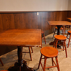 【テーブル席】4名様までご利用可能なテーブル席には、イギリスから取り寄せたアンティークテーブルを使用。木の温かみを感じるテーブルで、ゆったりとお食事をご堪能いただけます。ご家族やご友人とのお食事におすすめ★