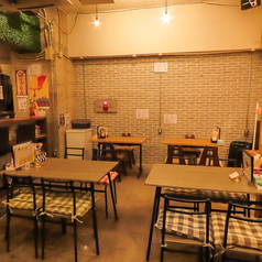 店内は、明るく開放的で、4名様用のテーブルが2卓あります。お友だちとのお食事や女子会、ママ友会にも最適です。また、人数に応じてお席の調整も可能ですので、お気軽にご相談ください。