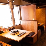 ゆったりくつろげる落ち着いた雰囲気の店内◎