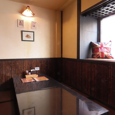 仲間内での宴会に最適なテーブル席6名席を3席ご用意しております。