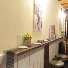 【カウンター席】特等席のカウンターへどうぞ。熟練のバーテンダーが織りなす華麗なシェイクを間近でご覧いただけます。気さくなバーテンダーとの会話を通じて、新しいお酒の発見も。肩肘張らず、一日の締めくくりを心地よく過ごせる大人の特等席です。」