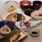 日本の伝統と四季を感じられる懐石料理。職人が腕を振るって調理した和食をお召し上がりください。コースは6,000円からご用意しております。