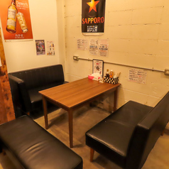 結びでは、6名様でご利用いただけるテーブル席が1卓ございます。広々としたスペースで、ゆったりとお食事やドリンクを楽しむことができます。少人数でのお祝い事や誕生日には、サプライズプレートのご提供も可能ですので、お気軽にご相談ください。特別な日を素敵に彩りましょう！