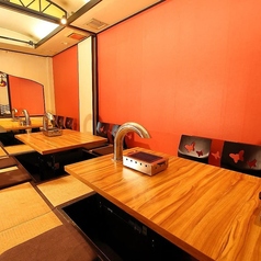 【完全個室｜4名様～16名様まで】掘りごたつのお座敷◎宴会や歓迎会・送別会など様々なシーンに◎4名様から16名様までゆったり座れる完全個室。大人数の宴会でも、周囲に気兼ねすることなくお過ごしいただけます。忘年会や新年会といったビジネスシーンから、お仲間との飲み会まで、多様なシーンに対応可能です。
