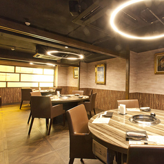 円卓(６名)×3部屋、ソファ席(４名・６名)の計28名でご利用いただけます。※貸切ご利用の際は予めお電話でご確認ください。