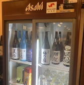 店に入ってすぐに日本酒用の冷蔵庫がございます。日本酒は随時おいしい季節に合ったものを仕入れておりますので冷蔵庫でおすきなものをお探しください。