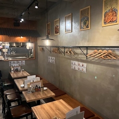 清潔感のある店内で串焼きデートはいかがでしょうか？バリエーション豊かなラム料理をご用意しております。お好みのドリンクと共にお楽しみください。