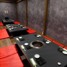 店内には12名様対応の掘りごたつ席を半個室で2卓ご用意。中人数での宴会や打ち上げ、ご家族同士の会食などにぴったり。ゆったりとした空間で、会話と食事を存分にお楽しみいただけます。