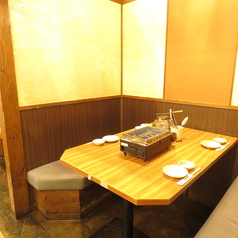 【2名様からご利用可能なBOX席】広島駅から徒歩1分の海鮮居酒屋！デートや仕事帰りのカジュアルな飲み会などにおすすめ。豊丸水産こだわりの料理と厳選したお酒をゆっくりお楽しみいただける寛ぎ空間となっております。