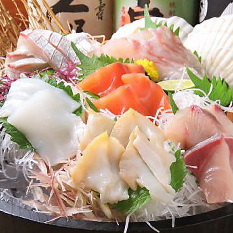 朝市場で仕入れる刺し身は当店一番の人気メニューです。