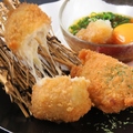 料理メニュー写真 とろ～りチーズと大葉のミルフィーユ串カツ(2本)