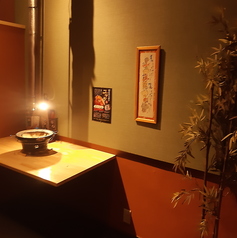 料理をシェアしながら楽しめるテーブル席は、グループでの利用にも最適。気軽な飲み会にもおすすめです。