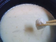 はもしゅぶ(豆乳鍋)＝はも骨・昆布・鰹で採った出汁と豆乳を合わせた鍋スープ。