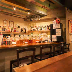 当店のカウンター席は、木目の一枚板が印象的で、広々とした空間が魅力です。お仕事帰りのサク飲みや、デート、ご夫婦でのお食事にも最適です。お一人様でも気軽に立ち寄れる雰囲気で、心温まる時間をお過ごしいただくことができます。