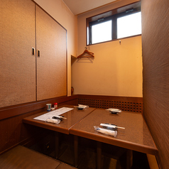 少人数でのご利用に使いやすい4名様掘りごたつ席です。