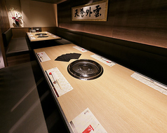 【テーブル席】メインホールと区切られた空間。広さとゆったり感のバランステーブルです。こちらもシーンを選ばないお席です♪