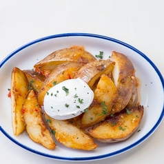 サワークリームとスイートチリソースのポテトフライ