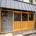 韓国ドラマを思わせる雰囲気の店内。韓国といえば、丸テーブルをみんなで囲んでチャミスルでチャン！が定番★仲の良い友人とのお食事にご利用ください！
