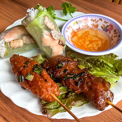 生春巻と串焼きの盛り合わせ