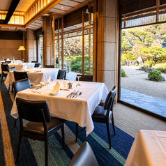 大きな窓の向こうに広がる美しい庭園を眺めながら、ゆったりと食事を楽しめる上質なダイニング空間。自然光が差し込む開放的な店内は、記念日やご接待、ご家族でのお集まりにも最適です。四季折々の景色とともに、本格フレンチと心地よいひとときをお過ごしください。
