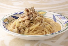 熟成ベーコンと色々キノコのスパゲッティカルボナーラ